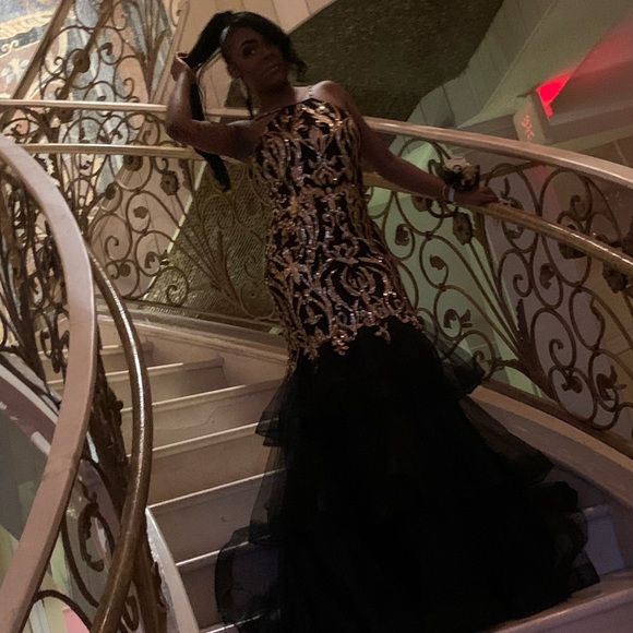 Gold and black formal dress - Picture 2 of 3